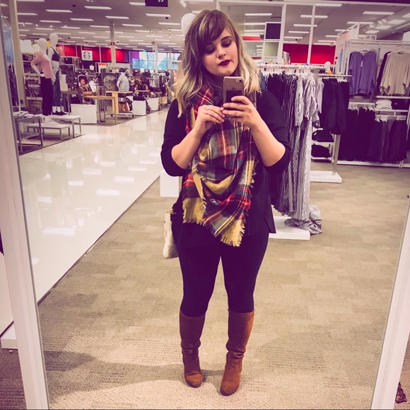 Meet your Posher, Chloe - Picture 6 of 7